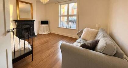 4 bed cottage (Contractors Welcome) Egham