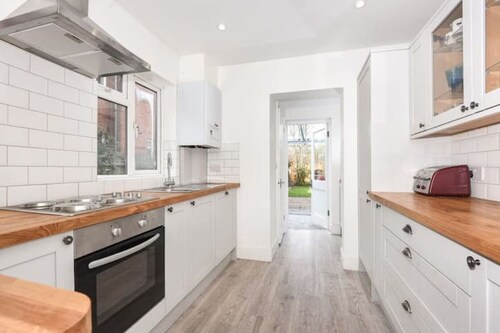 4 bed cottage (Contractors Welcome) Egham