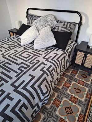 1 soverom, skrivebord, wi-fi (inkludert) og sengetøy