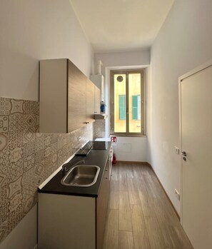 Fridge, oven, stovetop, coffee/tea maker - Andrea's House Roma Porta Pia (Roma)