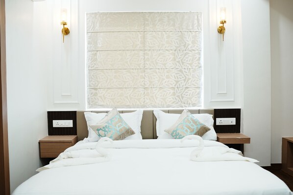 In-room safe, soundproofing, free WiFi, bed sheets