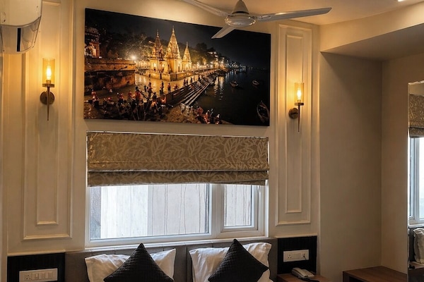 In-room safe, soundproofing, free WiFi, bed sheets