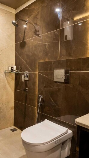 Superior Room | Bilik Mandi | Pancuran mandi, kelengkapan dandanan diri percuma, jubah mandi, selipar 