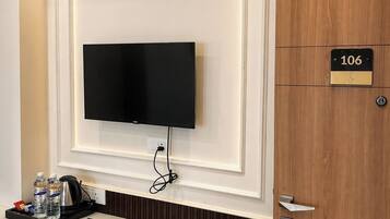 In-room safe, soundproofing, free WiFi, bed sheets