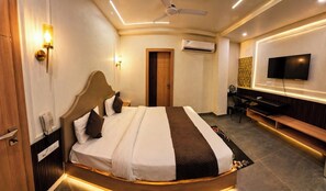 Superior Room | In-room safe, soundproofing, free WiFi, bed sheets - Anaya Retreat (Varanasi)