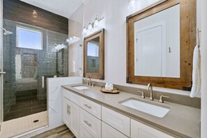 Douche, sèche-cheveux, serviettes fournies, shampoing