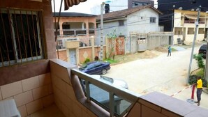 A residential area with a balcony overlooking a street. - Cheb's House (Abidjan)