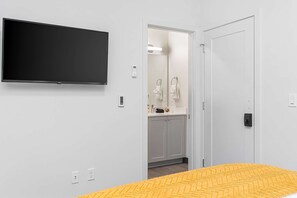 1 bedroom, iron/ironing board, WiFi, bed sheets - Bobba Fett's Carbonite Suite (Seattle)