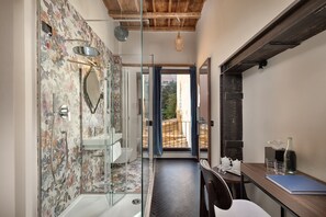 Design Room, 1 Bedroom | Living area | 32-inch Smart TV with digital channels, Netflix, streaming services - Passpartout Boutique Palace (Rome)