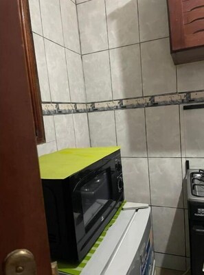 Kühlschrank, Mikrowelle, Ofen, Mixer