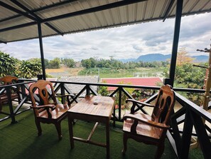 Terrace/patio - Kingkham Riverside Hotel (Luang Prabang)