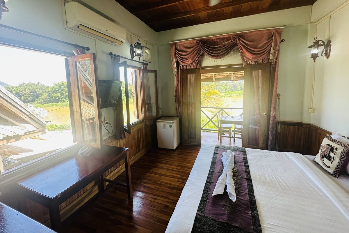Luxury Double Room | Peralatan tempat tidur premium, gebar bulu kapas, busa memori, meja 