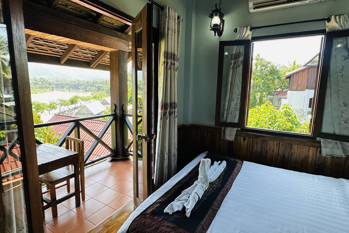 Luxury Single Room | Peralatan tempat tidur premium, gebar bulu kapas, busa memori, meja 