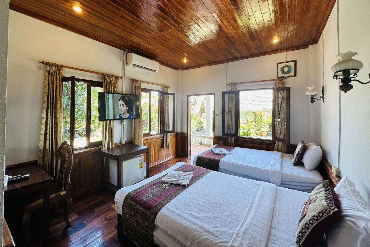Luxury Twin Room | Peralatan tempat tidur premium, gebar bulu kapas, busa memori, meja 