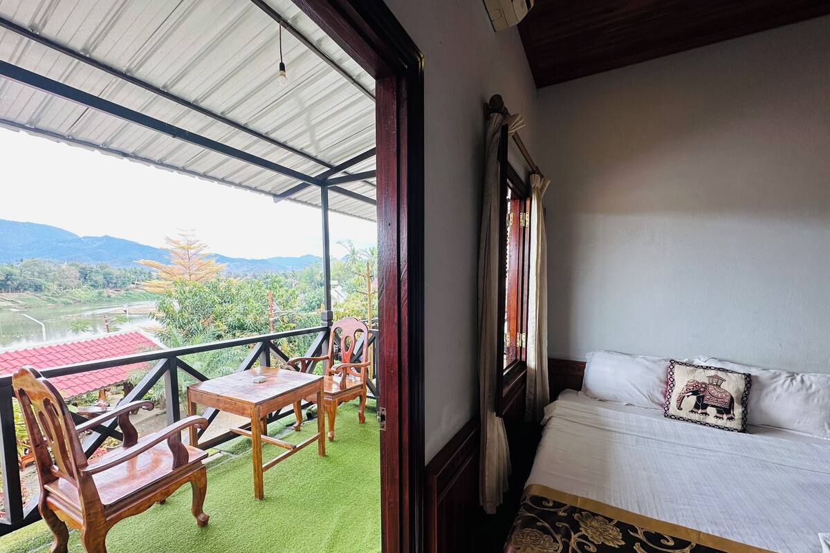 Standard Double Room, River View | Peralatan tempat tidur premium, gebar bulu kapas, busa memori, meja 
