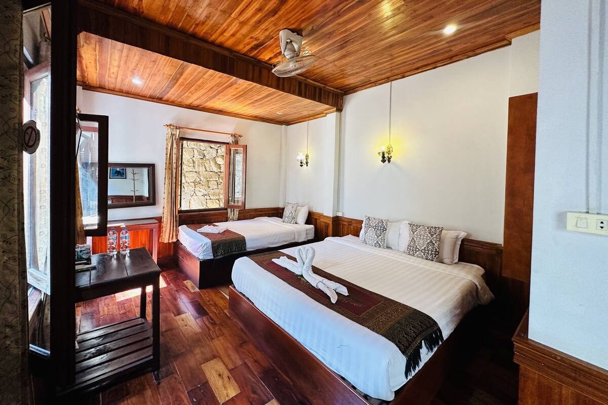Standard Triple Room | Peralatan tempat tidur premium, gebar bulu kapas, busa memori, meja 