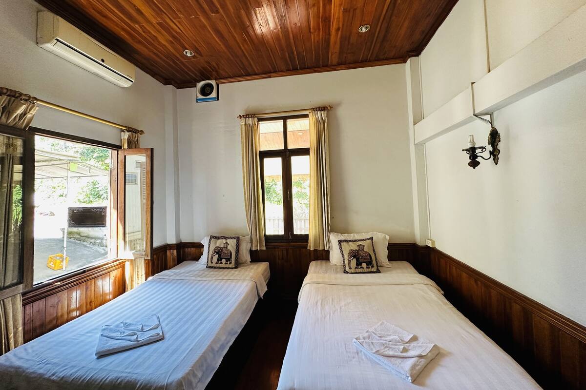 Standard Twin Room | Peralatan tempat tidur premium, gebar bulu kapas, busa memori, meja 