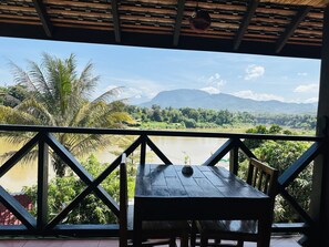Premium bedding, down duvets, memory-foam beds, individually decorated - Kingkham Riverside Hotel (Luang Prabang)