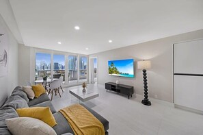 Televisión y oficina 