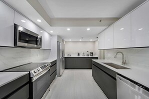 Refrigerador, microondas, horno, placa de cocina