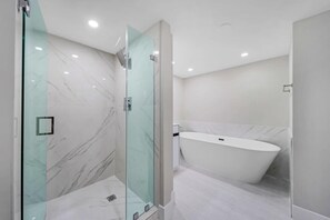 Douche, sèche-cheveux, serviettes fournies