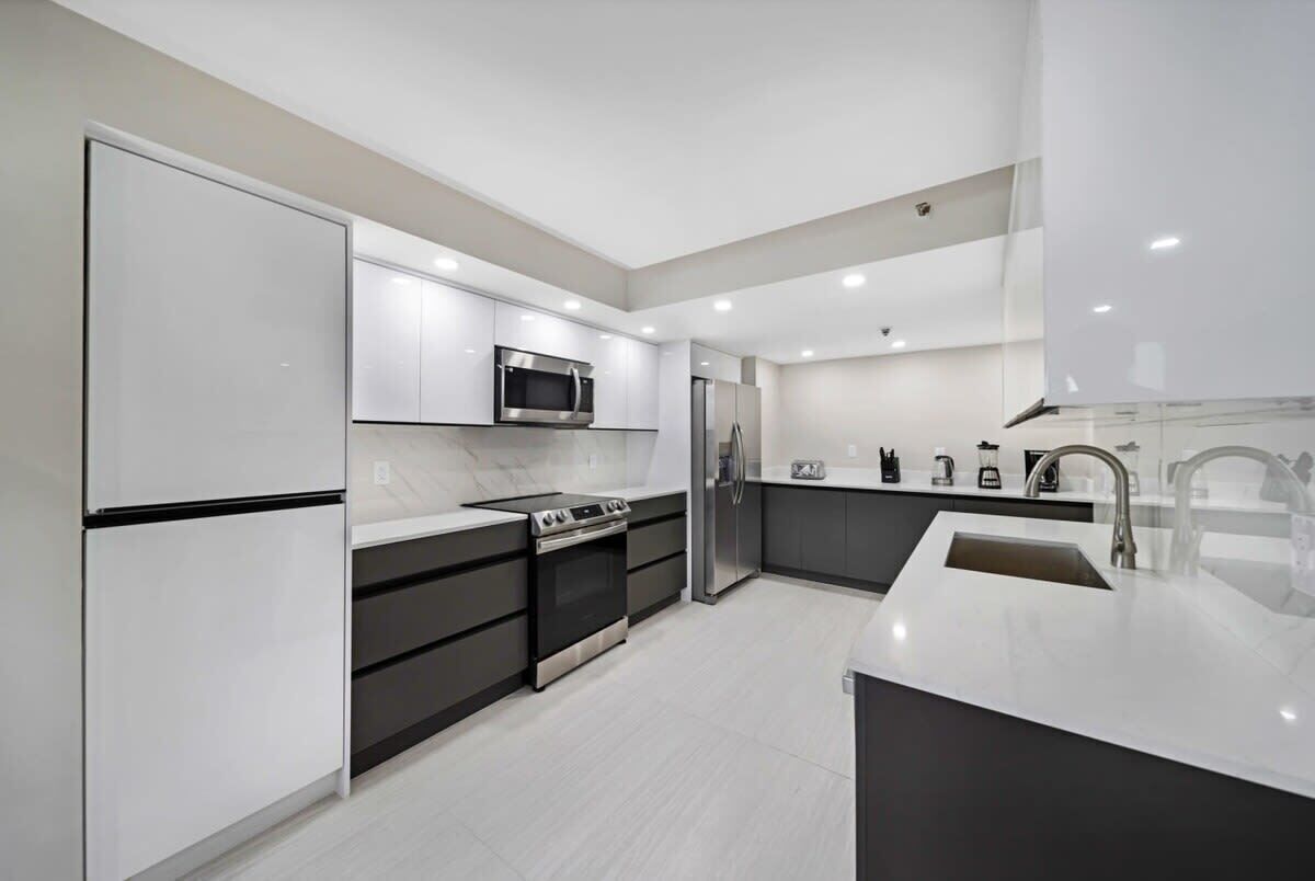 Réfrigérateur, micro-ondes, four, plaque de cuisson