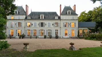 Vista frontal de la propiedad