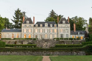 A large, historic building with multiple windows and a central entrance. - Château du Rondon (Olivet)