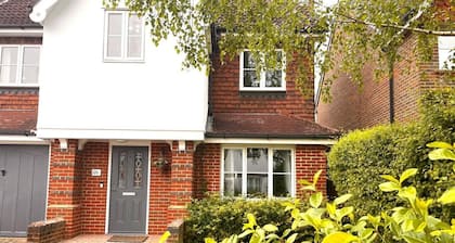 Remarkable 5-bed House in Horley