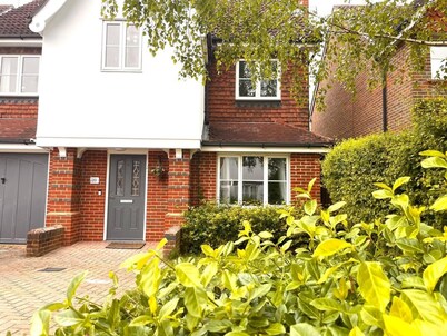 Remarkable 5-bed House in Horley