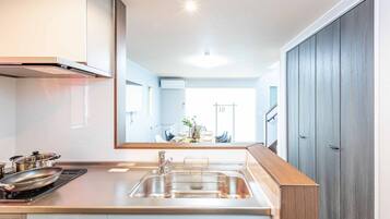 Villa Confort | Cocina privada | Refrigerador con congelador, microondas y parrilla de estufa