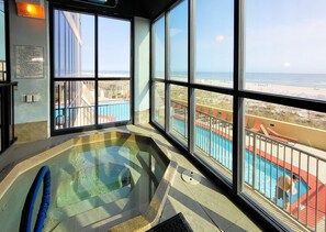 Ein Whirlpool mit Blick auf Strand und Poolanlage.