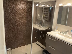 Shower, towels, toilet paper - Xxxxxxxxxx (Sainte-Maxime)