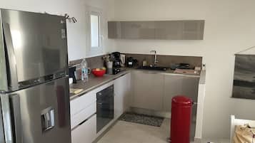 Réfrigérateur, un four, surface de cuisson, lave-vaisselle