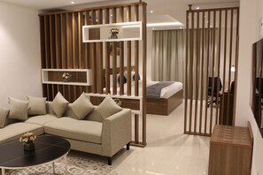 Suite studio exécutive | Draps en coton égyptien, literie de qualité, couette en duvet