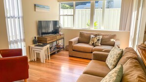 Smart TV - Stone's Throw To The Beach, 2/92 Rocky Point Road (Fingal Bay)