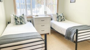 3 bedrooms, iron/ironing board, travel cot, free WiFi - Stone's Throw To The Beach, 2/92 Rocky Point Road (Fingal Bay)