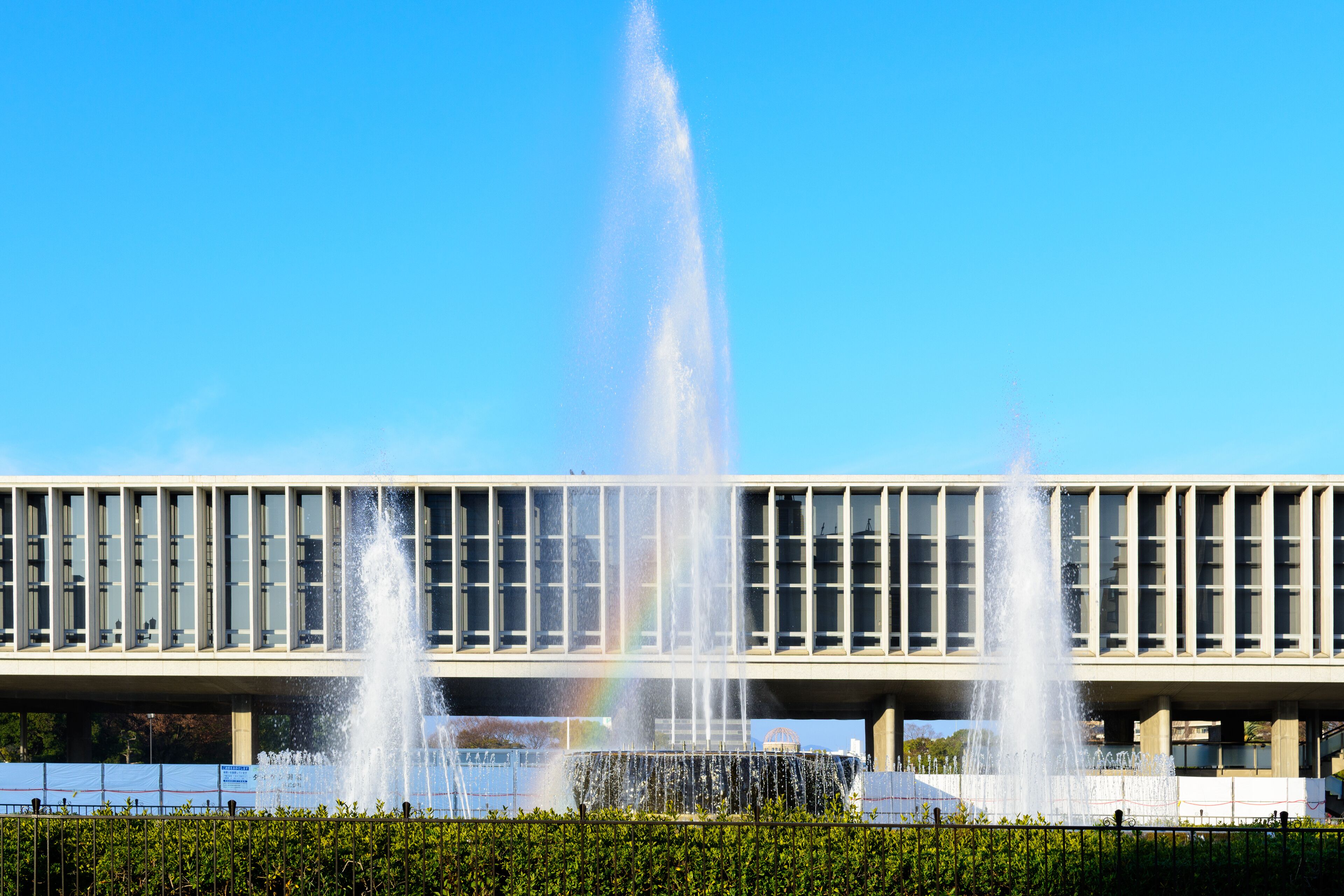 Un edificio con una fuente de agua.
