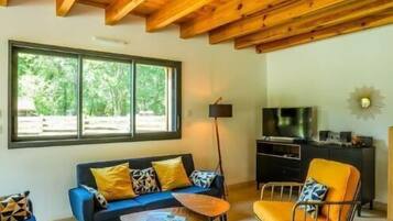 Una Smart TV, una mesa de tenis de mesa