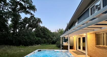 Mid Century Mountain Home on 3 acres - 10 Minutes to DGO - AC-Hot Tub-Views