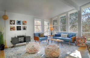 Smart TV, fireplace - Mid Century Mountain Home on 3 acres - 10 Minutes to DGO - AC-Hot Tub-Views (Durango)