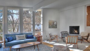 Smart TV, fireplace - Mid Century Mountain Home on 3 acres - 10 Minutes to DGO - AC-Hot Tub-Views (Durango)