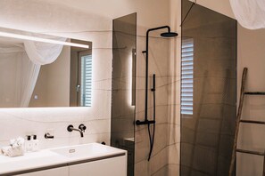 Douche, sèche-cheveux, serviettes fournies