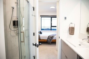 Dusche, Haartrockner, Handtücher, Shampoo