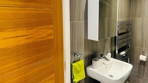 Studio | Kamar mandi | Shower dan handuk