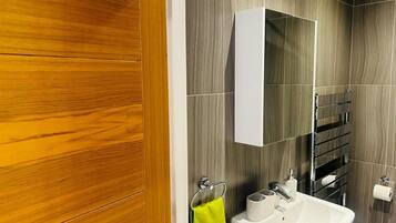 Studio | Bathroom | Shower, towels