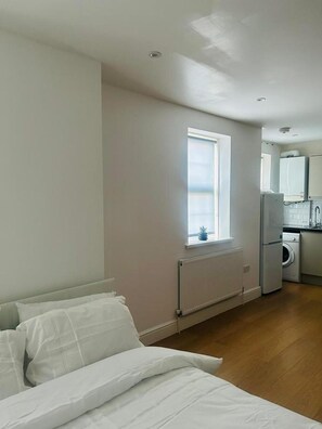 Studio | Free WiFi, bed sheets - Impeccable 1-bed Studio in Barking (Barking)