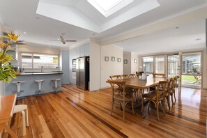 Dining - 5-12 JAN 26, POOL, SPA, SUMMER HOLIDAY ENTERTAINER, HEART OF SORRENTO (Sorrento)