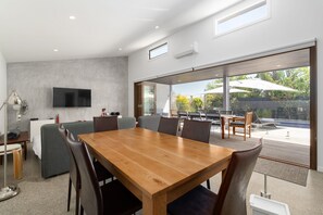 Dining - 5-12 JAN 26, POOL, SPA, SUMMER HOLIDAY ENTERTAINER, HEART OF SORRENTO (Sorrento)