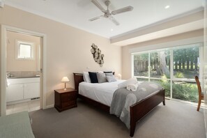 4 bedrooms, iron/ironing board, free WiFi, bed sheets - 5-12 JAN 26, POOL, SPA, SUMMER HOLIDAY ENTERTAINER, HEART OF SORRENTO (Sorrento)